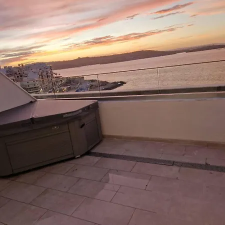 Ivory Ph With Views And Jacuzzi By Homely *