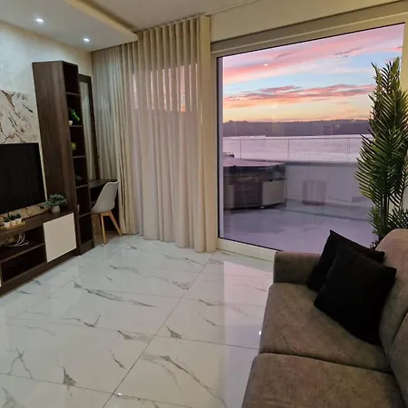 Ivory Ph With Views And Jacuzzi By Homely Appartamento